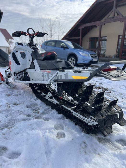 Snowmobil ski doo snowmobile turbo