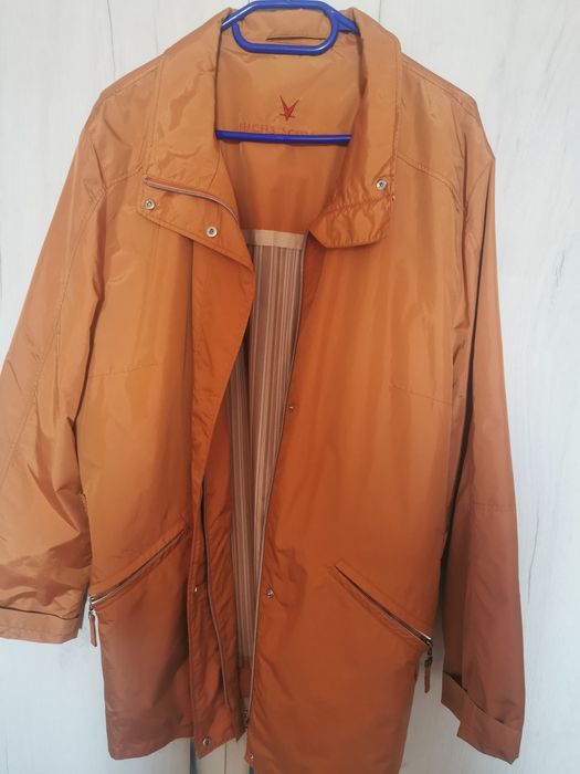 Леко дамско яке от непромокаема материя