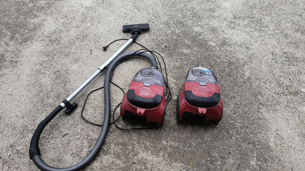 Două aspiratoare Philips