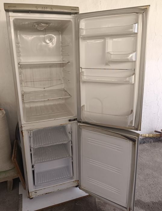 Холодильник работает