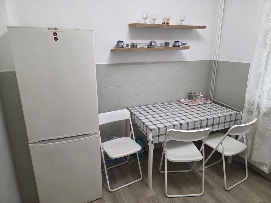 Inchiriez apartament 2 camere, decomandat, balcon, proaspat renovat, mobilat, utilat Arad, zona Aradul Nou vizavi de Gara, bloc reabilitat.