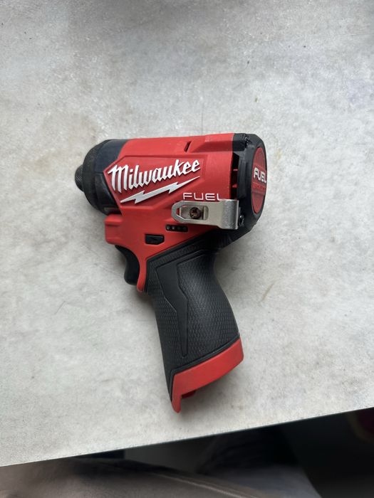 Bormasina Milwauckee M12 FID 2