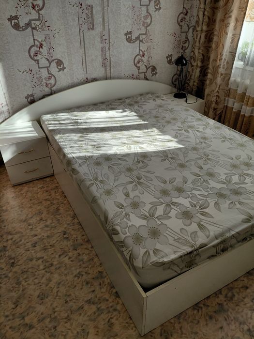 Двухспальная кровать + комод с зеркалом