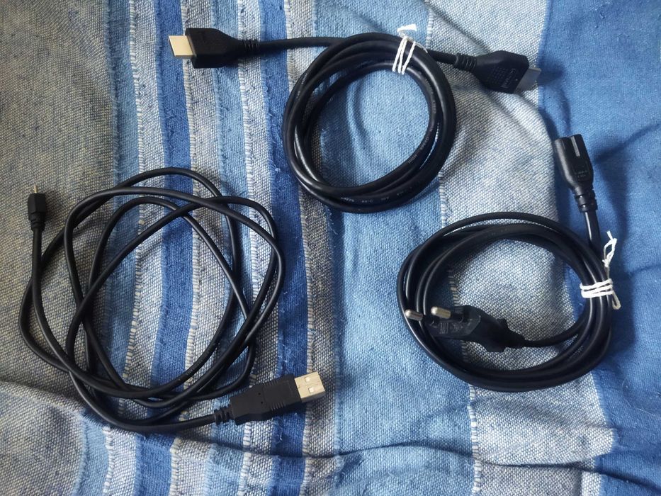 PS4 Pro, 3 провода, геймпад и 2 диска с двумя играми.