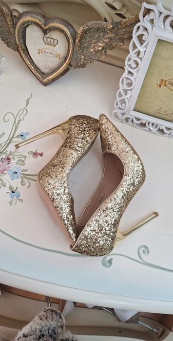 Pantofi aurii superbi
