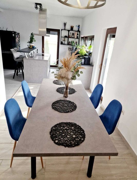 Vand urgent masa living cu 4 scaune, pret 950 lei