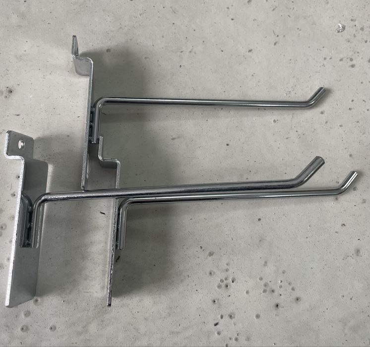 Продавам метални куки за стелажи