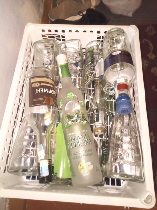 Продам разные бутылки с крышками