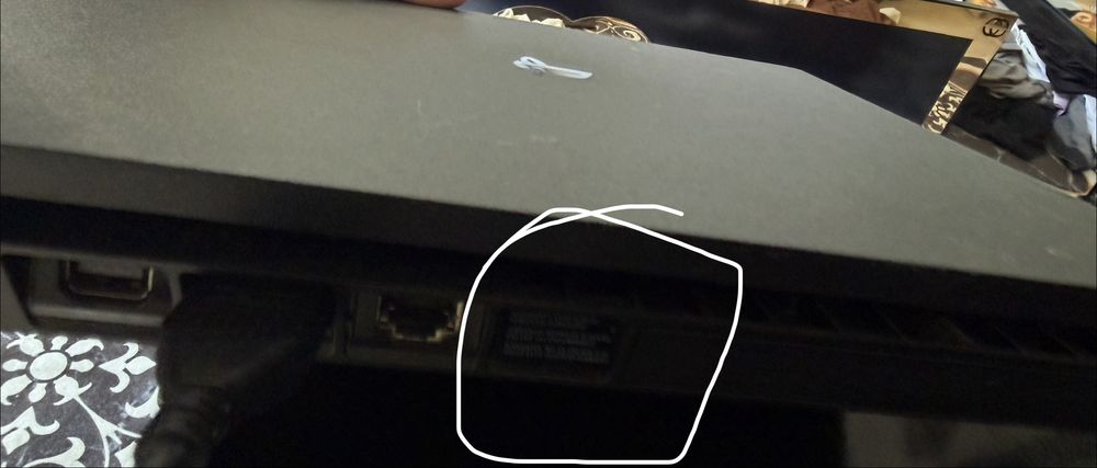 Продавам ps4 slim +2 игри +2 джойстика