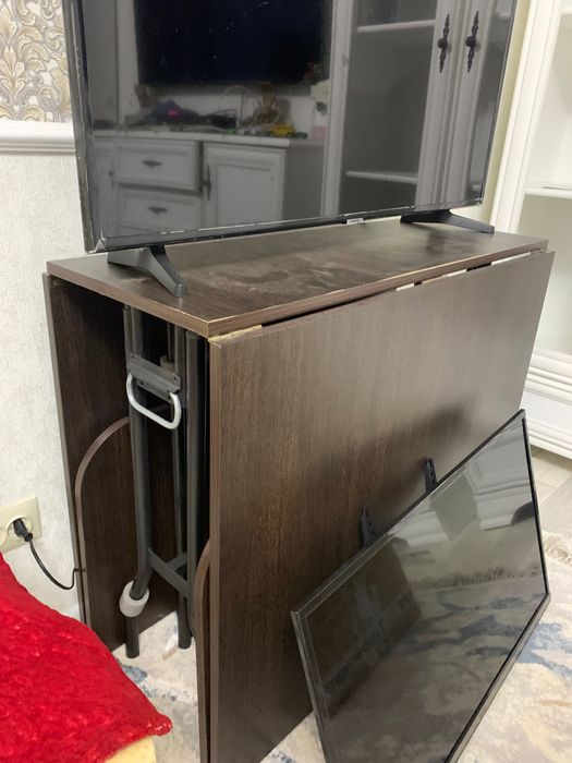 Стол и стулья для гостиной