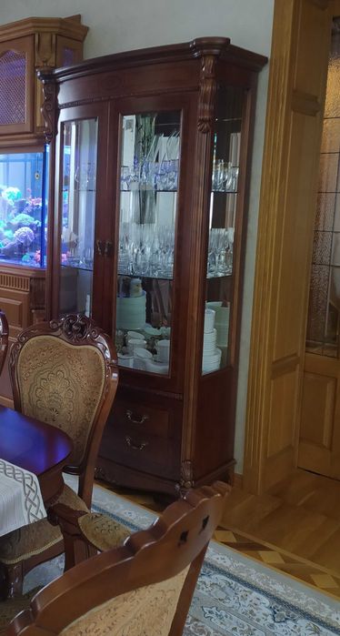 Буфет-витрина в гостиную