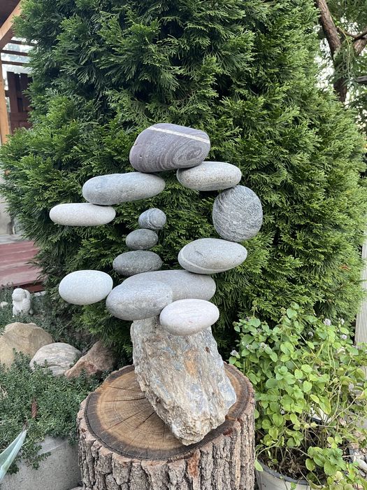 Decorațiune grădină din pietre decorative pe suport