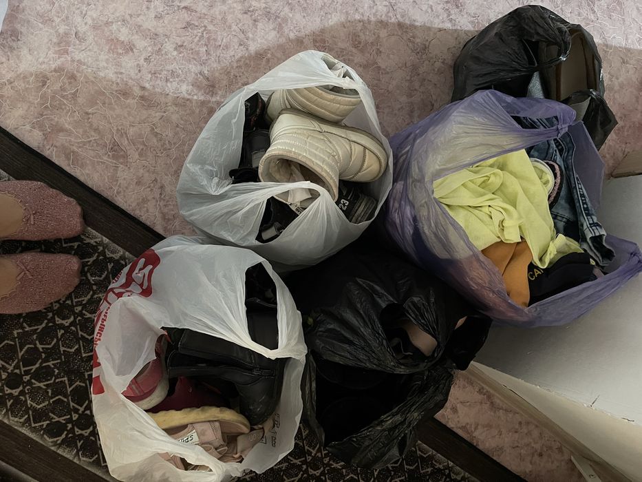 Отдам даром женские детскией вещи