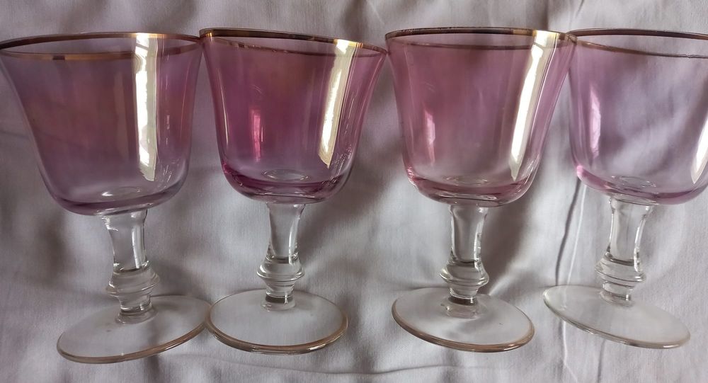 Set 4 pahare sticla roz pentru diverse ocazii