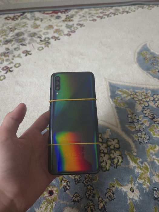 Продам samsung a70 со сломанным диспом