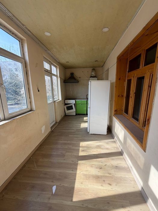 Зудлик билан сотилади 2 хона 2 этаж кирпеч дом 6 метр балконли вокзал