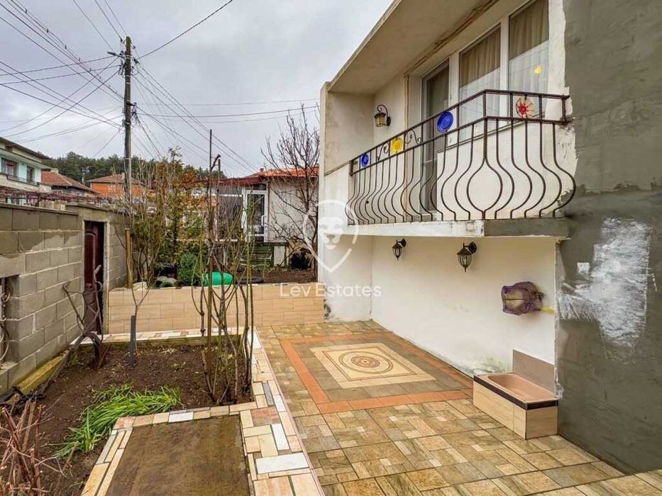 Двуетажна къща с парцел в Средец, област Бургас