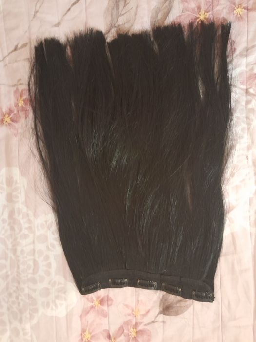 Екстеншъни от синтетичен косъм и клипси за екстеншъни