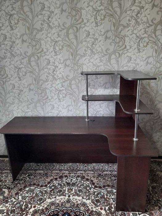 Продаётся шкаф-стеллаж и стол