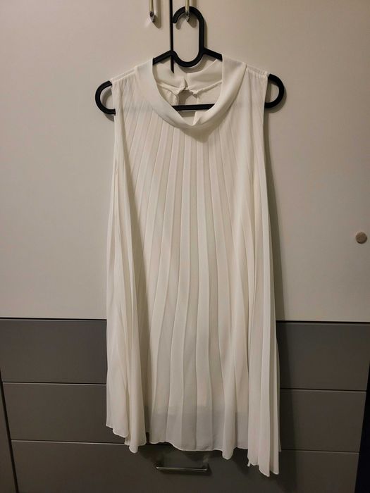 Бяла рокля свободна без ръкави
