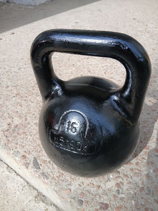 Гиря одна 16кг, гантели по 8кг.