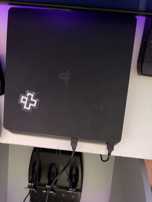 Ps 4 + 2 controlare (500 gb + extensie cu 1000 gb )
