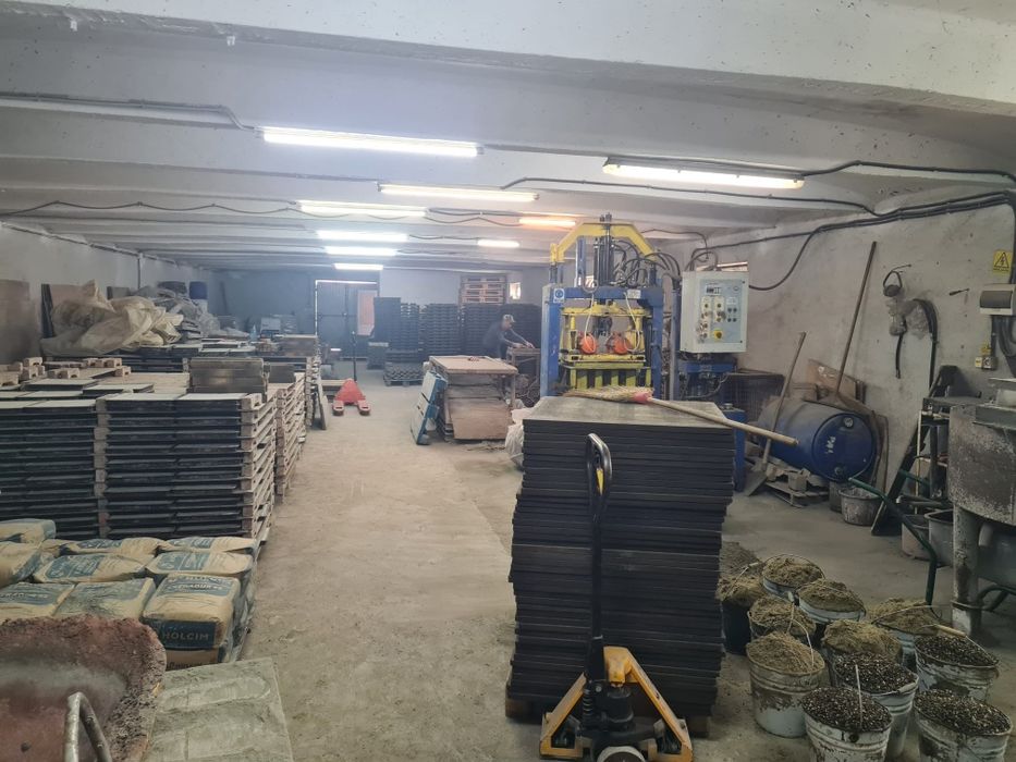 Se vinde echipament pentru producerea placilor de pavaj
