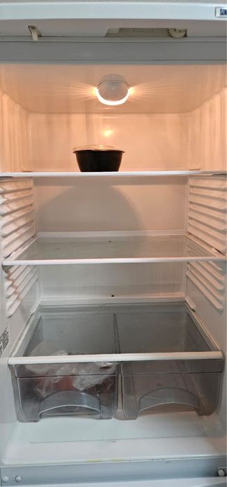 Холодильник с морозильной камерой