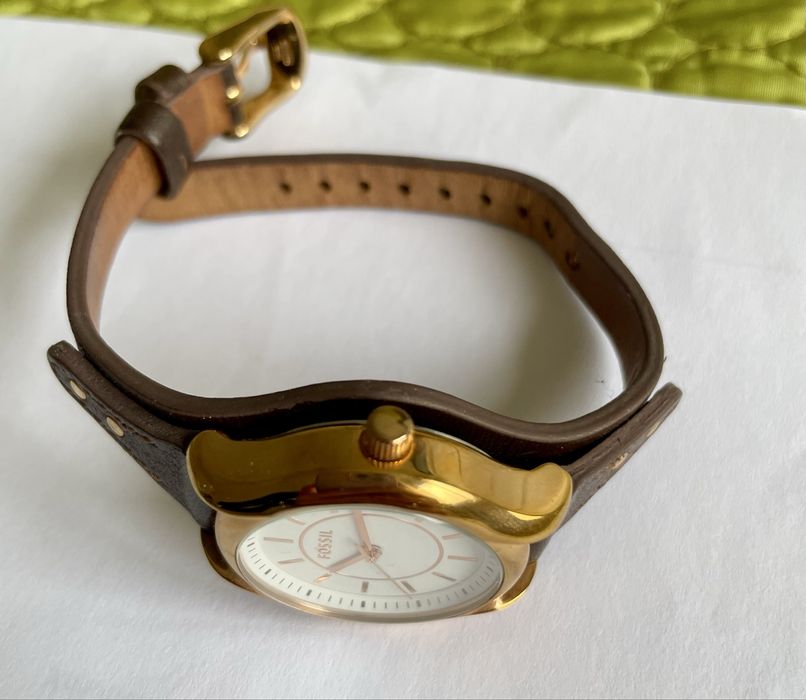 Часовник Fossil с позлата