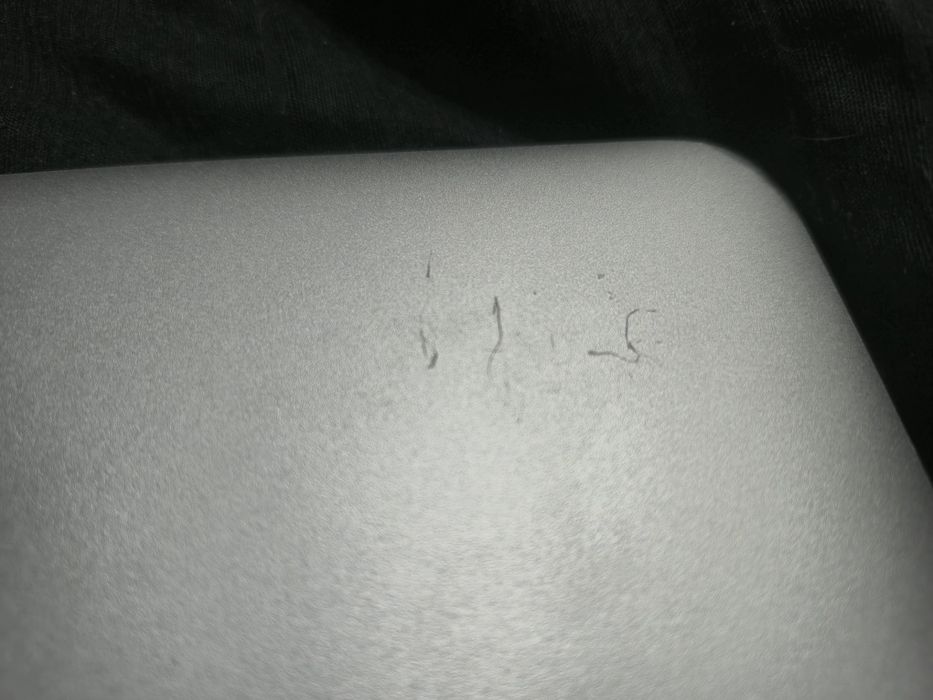 MacBook Air с небольшими дефектами