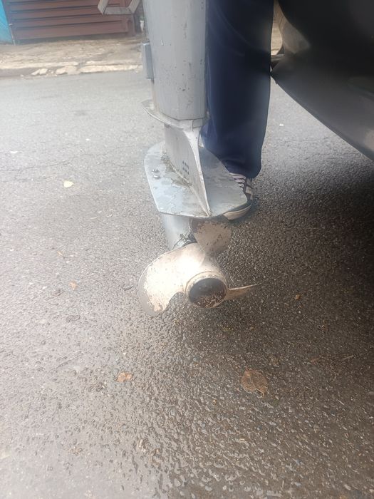 Продавам извън бордови двигател