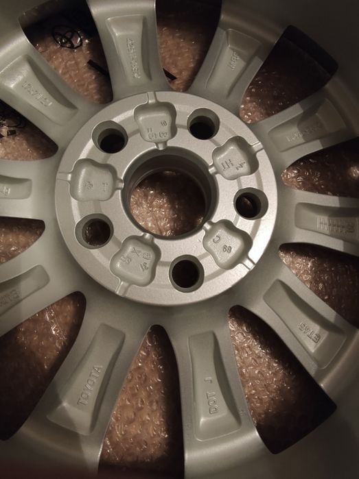 Комплект легкосплавных дисков на Камри 70