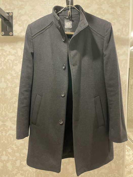 Мужское пальто темно-серого цвета
