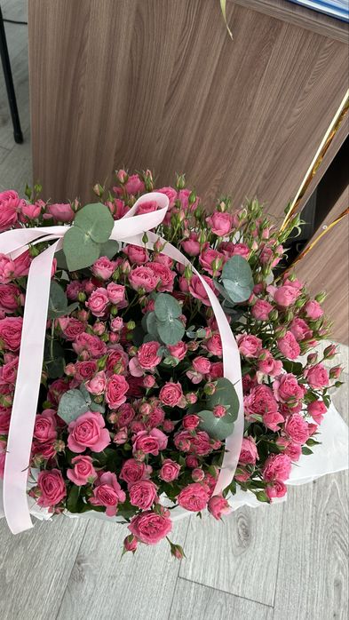Цветы, букет кустовые розы свежие