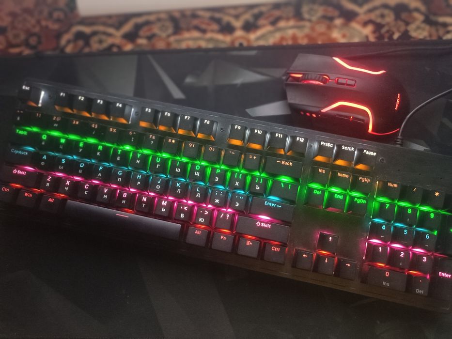 Игровой компьютер с кресло