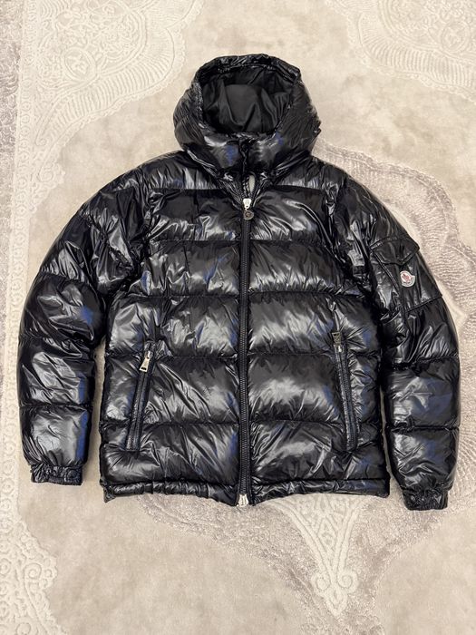 Geaca moncler  purtata de 5 ori este buna la 64kg maxim 68kg