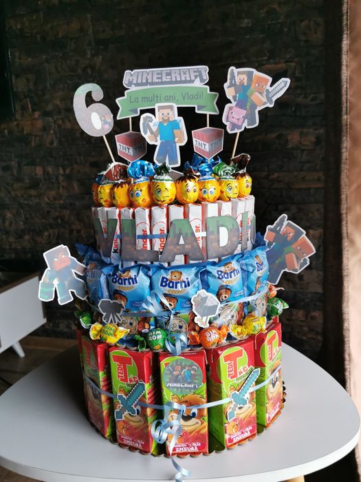 Tort din dulciuri ambalate