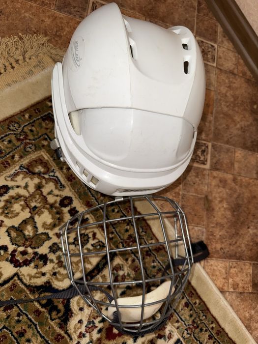 Продам Хоккейный Шлем