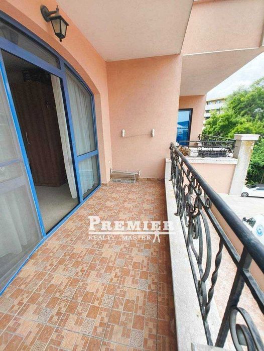Продава се напълно обзаведен апартамент с две спални в комплекс Menada Villa Bonita