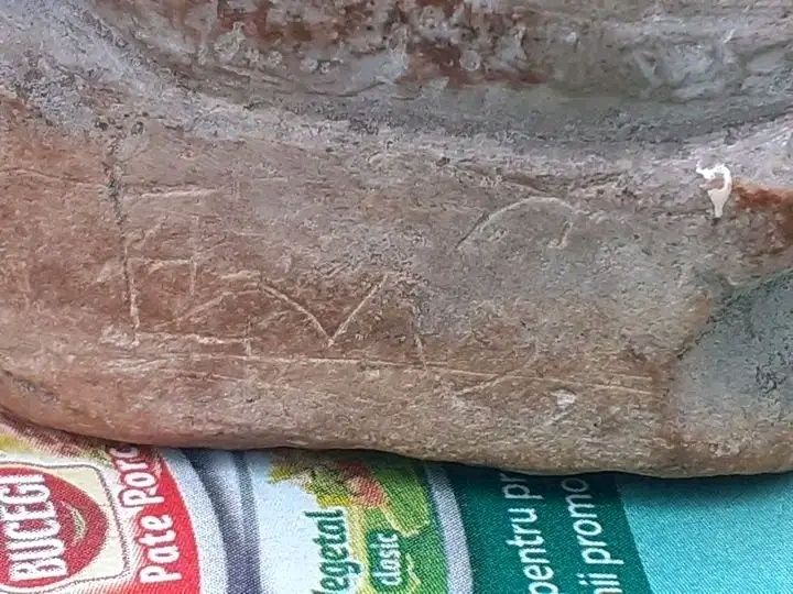 Figurină sculptată în piatră.