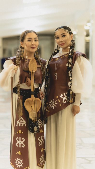 «Umay»этно фюжн өнер көрсетеді