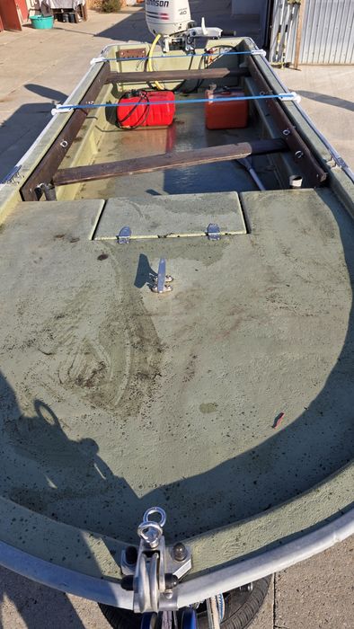 Barcă cu motor și peridoc