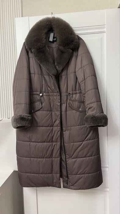 Пуховик зимний с капюшоном.