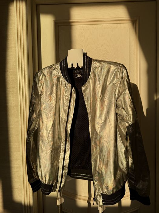 Бомбер серебрестый в отличном состоянии