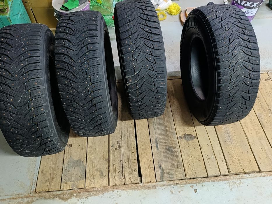 Продам зимние шины 245/70/16