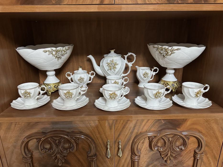 Чайный сервиз и 2 вазы для фрукта