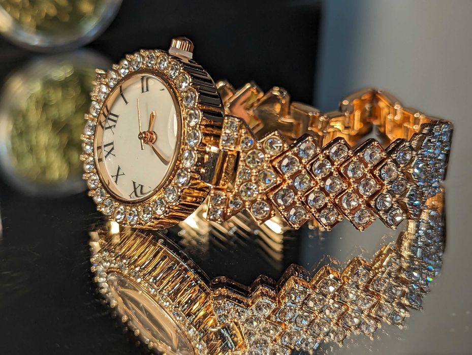 Страхотен дамски позлатен часовник   с множество камъни.