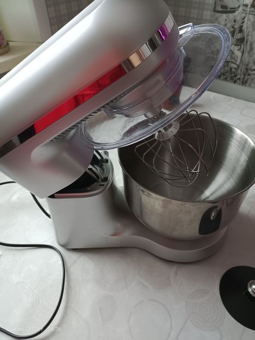Продам миксер с насадками для тестомеса