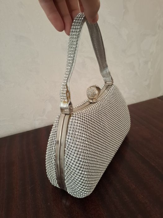 Ayollar oqshom sumkasi