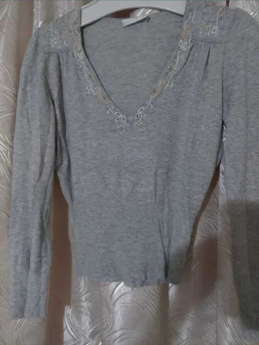 Bluza tricot subtire brodata manual cu mărgele